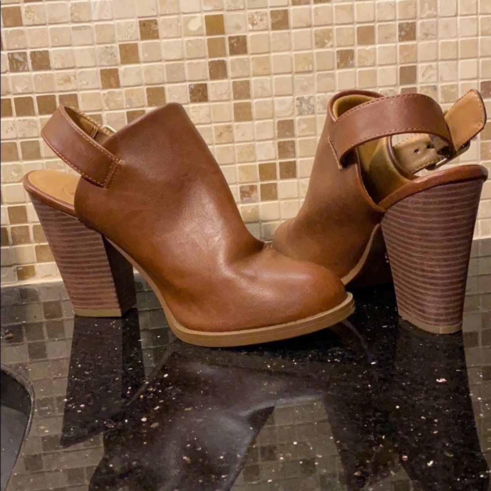 OPEN BACK CLOSED TOED HEELS